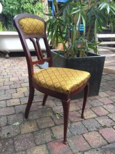 zijden ochtendjas met stoel